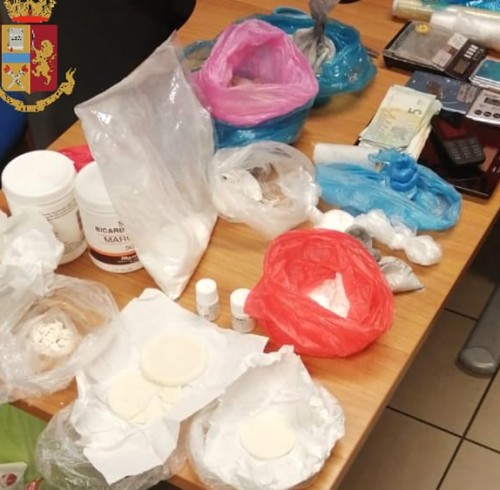 laboratorio droga Barriera di Milano 1kg di stupefacente-2